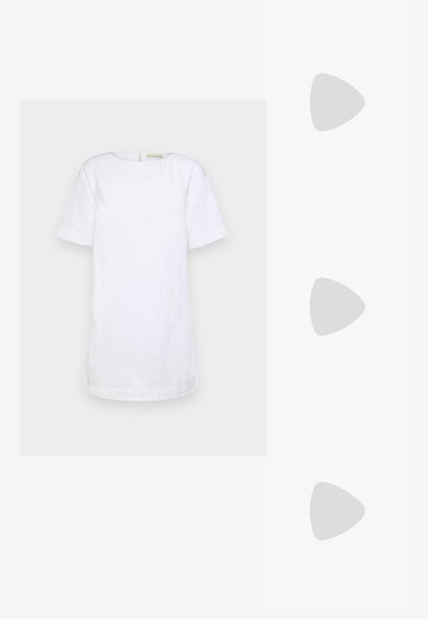 Abercrombie & Fitch T-SHIFT LINEN MINI  - Päevakleit - brilliant white; Mustad platvormi sandaalid õhukeste risti ristuvate rihmade ja ruudukujulise kinnitusega. Sile tekstuur ja lai, jäme konts stabiilsuse tagamiseks.; Kolm paari ristkülikukujulisi prille: üks roosa, üks valge, üks must. Kõigil on tumedad läätsed ja läikiv plastist raam.; Must värvi hobo kott, mis on valmistatud siledast nahataolisest materjalist, keeratud käepidemega, pehme ja ümar kuju ning ülemise tõmblukuga sulgur.