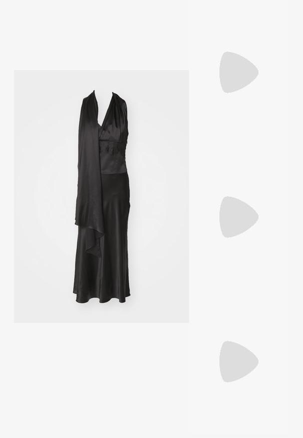 Robe de soirée en satin noir avec un profond décolleté en V, des détails en dentelle à la taille et une draperie fluide qui tombe avec élégance.; Stuart Weitzman EVA SLINGBACK - Escarpins - black; Pochette en perles noires avec une fermeture éclair, dotée d'une anse nouée et de quincaillerie dorée. Texture lisse avec une forme structurée.; Cult Gaia ASHA BODY JEWELRY - Autres accessoires - bright shiny silver-coloured