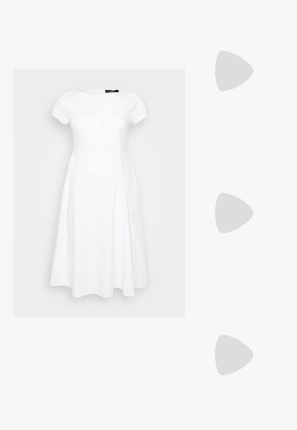 Biała sukienka krótko rękawowa z detalem szwu, w kształcie litery A, okrągłym dekoltem oraz gładkiego, teksturowanego materiału. Czysty i nowoczesny design.; Czarne lakierowane czółenka na obcasie typu slingback z wąskim noskiem, z teksturowanym wzorem wężowym, regulowanym paskiem oraz krótkim, teksturowanym obcasem w kształcie słupka.; MICHAEL Michael Kors NOLITA czarny; Złote kolczyki z prostokątnym, przezroczystym kryształem zwisającym poniżej rzędu małych, okrągłych, przezroczystych akcentów. Elegancki, nowoczesny design.