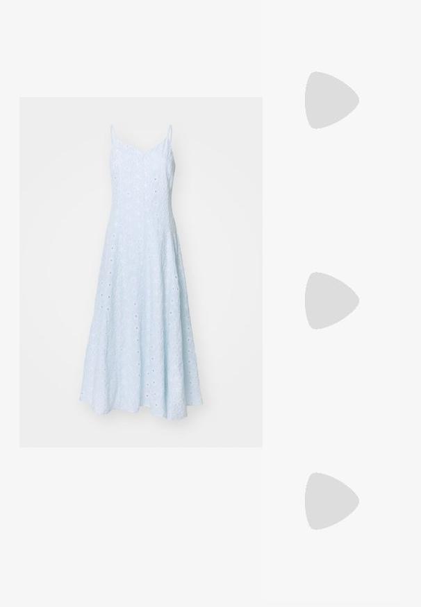 Hele sinine lähkedeta kleit, millel on laiendatud siluett, tekstureeritud kude, millel on peened vertikaalsed triibud ja väikesed lõike-detailid.; Mustast rihmajalatsid ruudukujulise varba ja madala ploki kontsaga. Omab mitmeid õhukesi rihmasid ja reguleeritavat pahkluu rihma. Valmistatud siledast nahast.; Mustast nahast õlakott, mis omab siledat tekstuuri, ristküliku kuju ning esiküljel metallketi detaili. Reguleeritav rihm on kaasas.; Hõbedane kahekordne rõngas sujuva, poleeritud pinnaga. Omab voolavat, kõverat disaini, millel on kattuvad sektsioonid, et saavutada kaasaegne ilme.