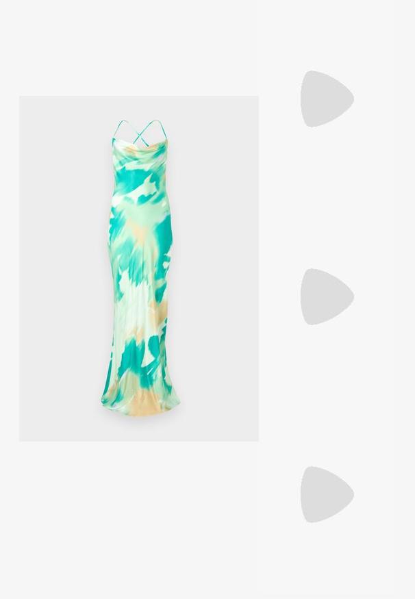 Robe sans manches, longue jusqu'au sol, avec un motif de tie-dye vert et beige. Tissu doux avec un décolleté drapé et des bretelles croisées à l'arrière.; Chaussure à talon aiguille à bout pointu avec un schema de couleurs argent, or et nude. Fini brillant avec un design découpé, dotée d'un talon stiletto.; Pochette en métal argenté avec une forme douce et arrondie et un fermoir en haut noué. Fabriquée en simili cuir lisse.; Boucles d'oreilles en argent en forme de créoles avec un design torsadé, dotées d'une finition polie et d'une fermeture à poussoir. Mesurent environ 3 cm de diamètre.