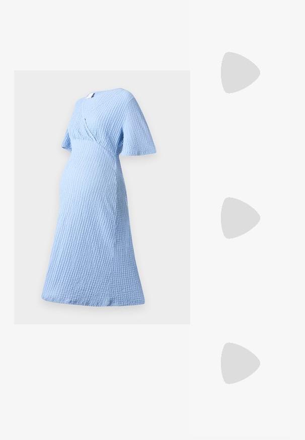 Lyseblå kjole med en strukturert, krøllete stoff. Har et innpakningsdesign og korte, vide ermer, som faller under kneet. Enkelt kante.; Gull metallisk hæl sko med spiss tå, ankelrem med en sirkelformet lås, og en tykk hældesign. Glatt tekstur.; Svart skinn skulderveske med glatt tekstur, buet form, justerbar stropp og glidelås. Minimalistisk design uten dekorasjoner.; Sett med fem sølvringer i forskjellige design, inkludert én med en rad av klare steiner. Glatt og reflekterende metallfinish.