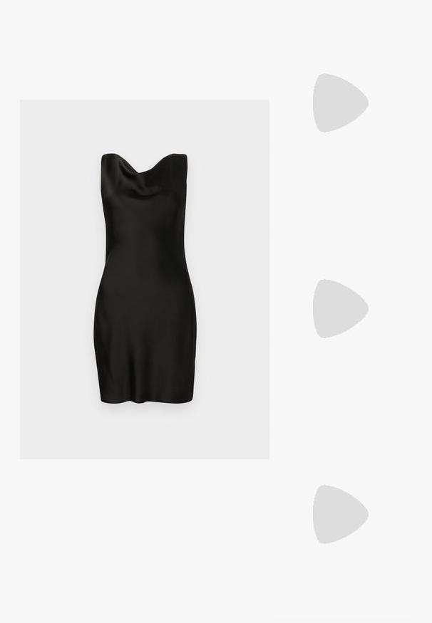 Robe en satin noir avec un décolleté drapé. Le design est ajusté, avec une texture lisse et une longueur courte, mettant en valeur une silhouette élégante et minimaliste.; Stuart Weitzman EVA SLINGBACK - Escarpins - black; Vivienne Westwood SMALL PURSE CHAIN - Sac bandoulière - black; Boucles d'oreilles en argent en forme de Saturne, avec une planète texturée entourée d'un anneau, ornées de petits cristaux transparents et d'une tige en forme de nœud.