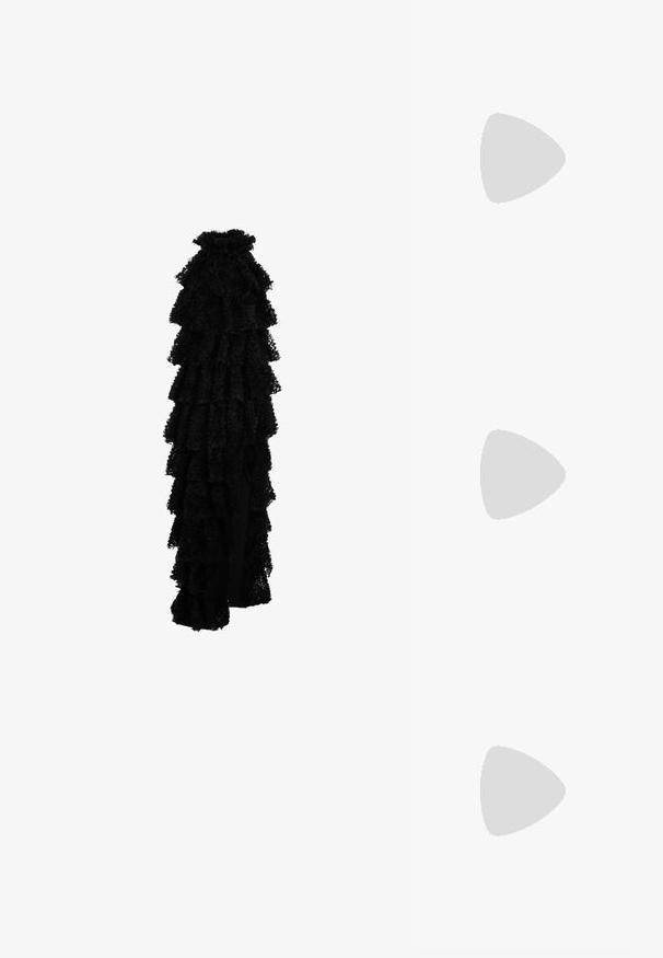 Abito nero con tessuto a strati e volant, scollatura alta e silhouette lunga. Il design testurizzato aggiunge profondità e interesse visivo.; Sandalo piatto nero con sottili cinturini incrociati e chiusura con fibbia. Il design è minimalista con una suola piatta e punta quadrata.; Borsa a tracolla nera in pelle con una texture liscia, forma rettangolare e dettaglio in catena metallica sul davanti. Inclusa una tracolla regolabile.; Borsa a tracolla nera in pelle con una texture liscia, forma rettangolare e dettaglio in catena metallica sul davanti. Inclusa una tracolla regolabile.; Orecchini oro lucido con un design curvato a forma di cerchio, caratterizzati da un accento sferico argento prominente. Finitura in metallo lucido, chiusura a perno.