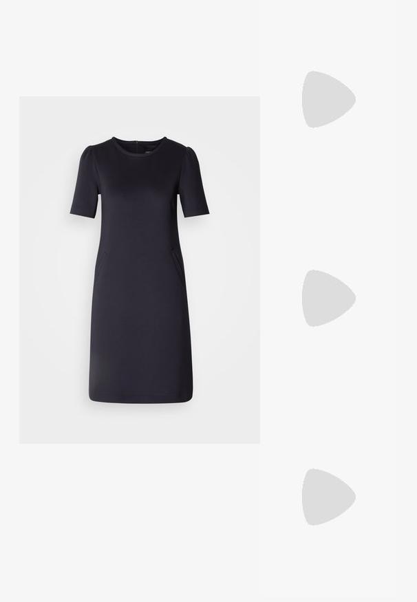 Robe bleu marine à manches courtes, encolure ronde et deux poches latérales. Tissu doux et lisse avec une coupe décontractée et un design longueur genoux.; Talons hauts en cuir noir avec un bout pointu, dotés d'un talon fin et d'un accent en ton or sur la lanière réglable. Texture lisse.; Sac à main en cuir noir avec un design structuré, featuring une forme cropped, une poignée supérieure et des accents en matériel doré. Bandoulière réglable incluse.; DKNY INLAY STUD - Boucles d'oreilles - black/gold-coloured