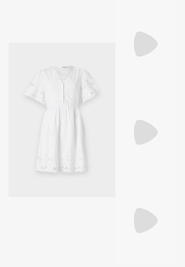 Robe blanche à manches courtes avec un décolleté en V, fermeture par boutons, taille froncée et motifs floraux brodés sur les manches et l'ourlet.; Bottes noires à la cheville en cuir lisse, dotées d'une fermeture éclair sur le côté, d'un talon épais texturé et d'une conception à bout rond.; Sac à main en cuir noir avec une forme courbée, bandoulière amovible et des accessoires en or. Le sac est doté d'un rabat avec un détail de boucle.; Les boucles d'oreilles en argent présentent divers styles : clous, créoles et pendantes, mettant en avant des formes géométriques, des perles et des accents texturés disposés en rangées organisées.