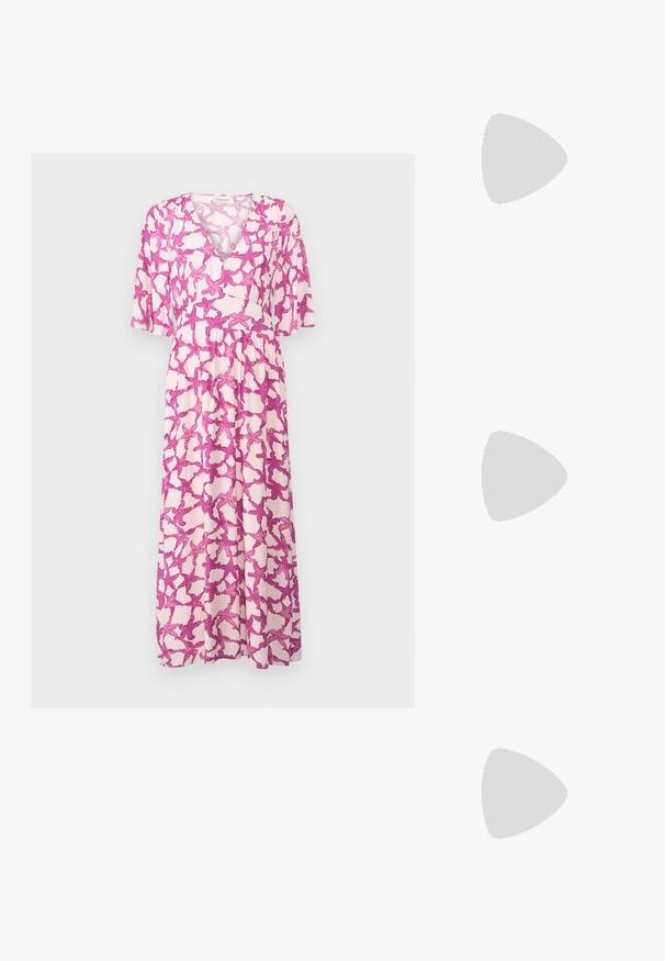 Fabienne Chapot JONNE DRESS - Dnevna obleka - pink money/pink punc; Črne natikače s trakovi in kvadratnim prstom ter nizkim blokastim peto. Imajo več tankih trakov in nastavljiv trak okoli gležnja. Narejene so iz gladkega usnja.; Metalna zlata torbica z gladko, zaobljeno obliko, opremljena z zgornjim gumbom in majhnim verižnim ročajem za nošenje.; Zlati prstan z teksturiranim, valovitim dizajnom, ki ima tri izrazite vrhove. Gladka, sijoča površina z odprtim pasom za prilagodljivo prileganje.