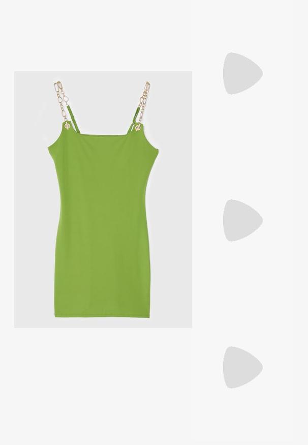 Robe verte ajustée en tissu lisse, avec des attaches en métal doré de style chaîne et un design simple et minimaliste.; Bottes de cowboy en cuir marron avec un bout pointu et un talon bloc, présentant des coutures détaillées et des accents en relief sur la tige.; Pochette en cuir noir avec un rabat et un détail en boucle en métal doré. Inclut une sangle noire et un design épuré et minimaliste.; Boucles d'oreilles en argent en forme de créoles avec un design torsadé, dotées d'une finition polie et d'une fermeture à poussoir. Mesurent environ 3 cm de diamètre.