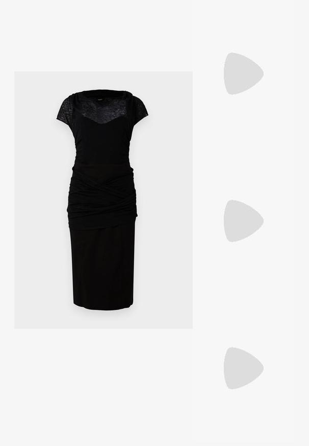 Musta mekko, jossa on tiukka bodysuit ja lyhyet hihat, sisältäen tekstuuripinnan yläkerroksen ja kerrostetun alaosan. Suora, polven mittainen hame.; Mustat korkokengät sandaalit, joissa on ohuet hihnat solmittuna, sileä neliön muotoinen varvasosa ja tyylikäs stiletto-korko.; Vaalea harmaa metallinen käsilaukku, jossa on ketjusanka. Laukku on koristeltu pienillä pyöreillä metallikoruilla ja kolmion muotoisella brändilogolla.; Hopehopeet hopehopeet hopehopeet hopehopeet, jolla on sileä, kiiltävä pinta. Pyöreä muoto, kevyt rakenne, jossa on neulakiinnitys.