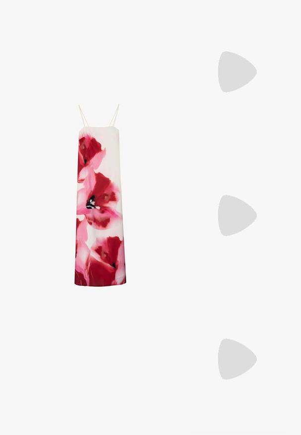 Robe nuisette florale avec des fleurs roses et rouges vives sur fond blanc. Elle présente des fines bretelles et une coupe droite.; Escarpin en cuir beige à talon carré avec un bout pointu, bord noir le long de l'ouverture, et une fine bride arrière réglable avec des accessoires en or.; Sac à main en cuir crème avec une forme de croissant, quincaillerie dorée, accents noirs et une bandoulière amovible. Présente un détail en chaîne et une étiquette.; Collier en perles blanches avec des perles de taille uniforme, texture lisse, et un fermoir en argent avec une chaîne ajustable pour la personnalisation de la longueur.
