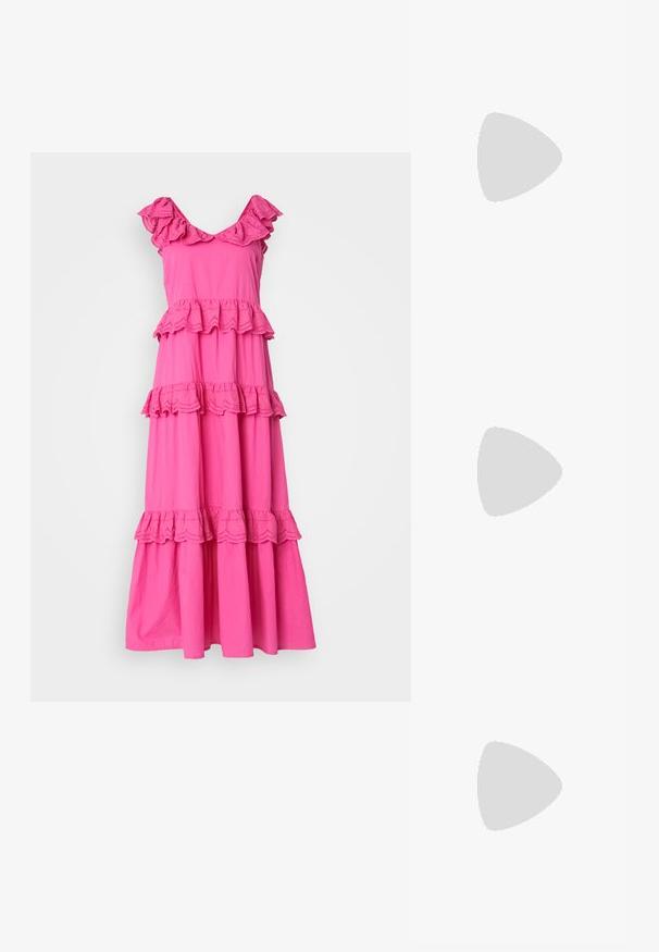 Rochie maxi din bumbac roz, cu mâneci fâlfâitoare și hem ondulat în trepte. Prezintă un decolteu în formă de V și detalii texturate pe întreaga suprafață.; Pantofi cu toc slingback din piele lacuită neagră, cu vârf ascuțit și toc geometric. Prezintă un design elegant, minimalist și o textură netedă.; Geantă din piele neagră, cu o formă curbată, curea detașabilă și accesorii aurii. Geanta are un capac cu un detaliu tip cataramă.; Trei perechi de cercei: cercei cu perle albe mari, cercei tip cerc din aur cu pietre clare și două cercei lungi, drepți, din aur cu detalii strălucitoare.