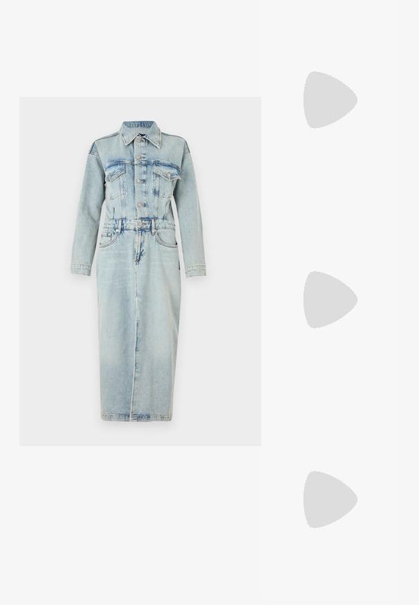 Lyseblå denimkjole med lange ermer, knappestopp i front, to brystlommer og en innsvingt midje som går over til en kne-lang skjørt.; Svart spiss tå slingback-sko med lav hæl, laget av jevnt skinnmateriale og med utskåret design på siden for pusteevne.; Hvit lærveske med en buet fasong, med et preget "CK"-logo på forsiden og en enkel skulderstropp. Glidelåslukking på toppen.; Gulltonede hoop-øreringen med en halvmåneform, polert overflate og hengsel-lukking. Glatt tekstur og reflekterende finish øker synligheten.