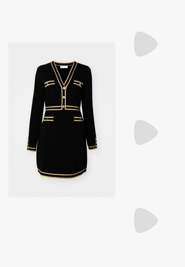Abito nero con maniche lunghe, scollo a V, strisce accentate in oro e quattro tasche decorative, con dettagli di bottoni metallici.; Scarpe con tacco beige con finitura in pelle liscia, punta a forma di mandorla e cinturini incrociati. Tacco largo e squadrato per maggiore stabilità.; Borsetta nera realizzata in pelle texturizzata, con un motivo a diamante, una tracolla in metallo dorato e un manico superiore con chiusura a pattina con logo in rilievo.; Orecchini in metallo dorato con forma triangolare liscia e arrotondata e design con chiusura a perno; superficie riflettente con minimalismo nei dettagli.