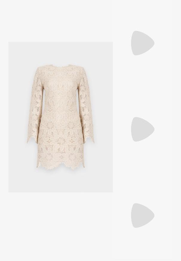 Pitkähihaista pitsimekkoa vaaleanbeige sävyssä, jossa on kukkakuosisia yksityiskohtia ja aaltoileva helma teksturoidulla pinnalla.; Mustat korkokengät sandaalit, joissa on ohuet hihnat solmittuna, sileä neliön muotoinen varvasosa ja tyylikäs stiletto-korko.; Vaalea harmaa metallinen käsilaukku, jossa on ketjusanka. Laukku on koristeltu pienillä pyöreillä metallikoruilla ja kolmion muotoisella brändilogolla.; Hopehopeet hopehopeet hopehopeet hopehopeet, jolla on sileä, kiiltävä pinta. Pyöreä muoto, kevyt rakenne, jossa on neulakiinnitys.