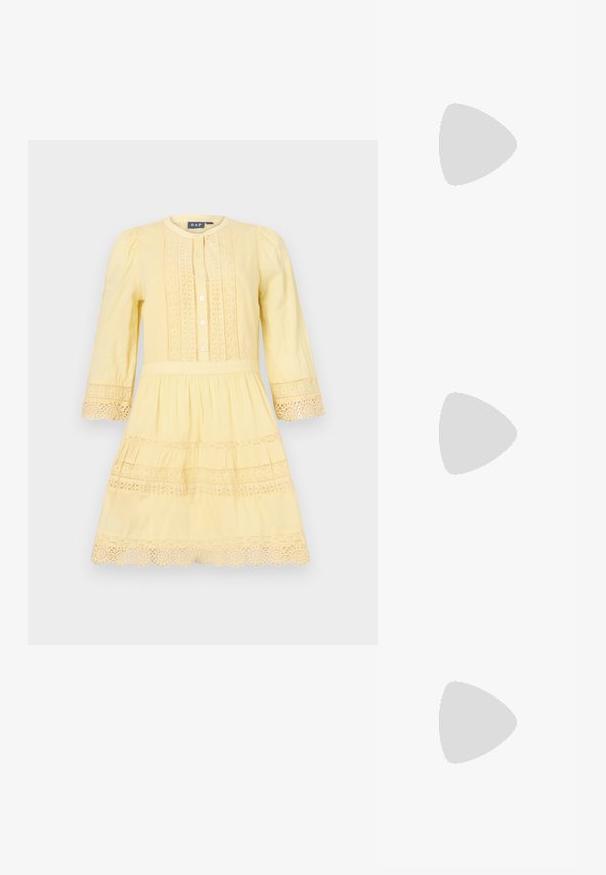 Rochie galbenă cu mâneci lungi, închidere cu nasturi și detalii din dantelă pe bust și margine. Material ușor, design cu fuste în straturi.; Bocanci de cowboy din piele maro, cu vârf ascuțit și toc pătrat, având cusături detaliate și accente ridicate pe tijă.; Trei perechi de ochelari de soare dreptunghiulari: una roz, una albă, una neagră. Toate au lentile închise la culoare și un cadru din plastic lucios.; Cercei cercuri din aur cu un finisaj neted și strălucitor. Design circular cu un mic suport și un spate transparent pentru o purtare sigură.