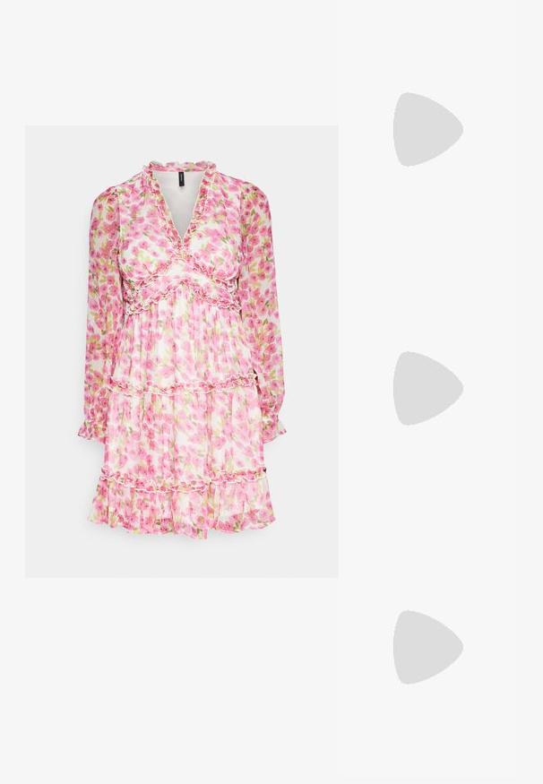 Rochie florală cu mâneci lungi, guler cu volane și design în straturi. Prezintă un model floral roz și verde pe un material ușor.; Sandaie cu toc alb, cu vârful ascuțit, material superior neted, toc mic tip bloc și design cu decupaj lateral, cu curea ajustabilă.; Ochelari de soare rotunzi cu lentile întunecate și rame aurii. Modelul poartă un cardigan ribbed de culoare albastru deschis cu nasturi și mâneci albe în contrast.; Clutch Michael Kors din canva acoperit bej, cu un model repetitiv al logo-ului MK, accesorii din aur și o curea cu lanț detașabil.