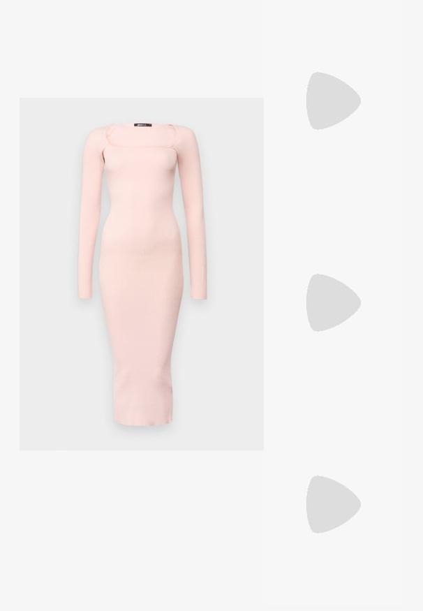 Vestido de malha canelada de manga longa na cor rosa suave, com decote quadrado e silhueta justa, que se estende até à altura da metade da panturrilha.; Botas de tornozelos nuas em verniz com bico pontudo, acabamento brilhante e salto bloco de altura média. Textura suave e silhueta elegante.; Óculos de sol oversized em bege com armação transparente e lentes castanhas, apresentando acentos florais subtis e um design geométrico ousado.; Bolsa estruturada bege com um topo em forma de V, material de couro liso, alças curtas e uma alça longa ajustável. Design minimalista.