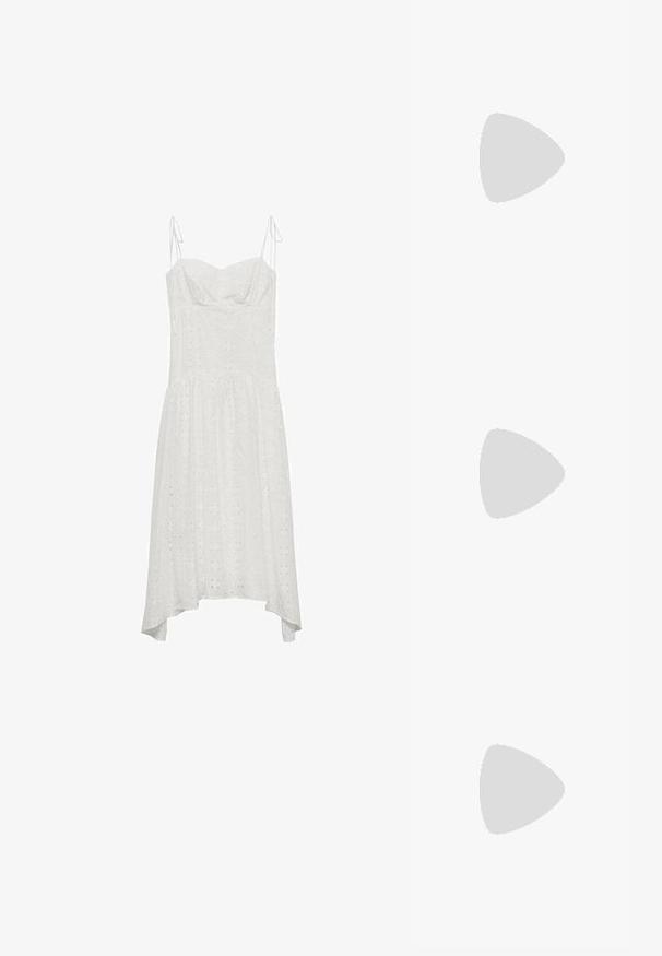 Abito bianco in cotone con spalline regolabili, scollatura a cuore, motivo ad occhio di pernice e orlo asimmetrico. Texture morbida e design fluido.; Scarpe da ginnastica in bianco e nero con un design elegante, suola in gomma, chiusura con lacci e tre strisce bianche sui lati.; Occhiali da sole neri rettangolari con lenti scure, finitura lucida, aste larghe e design della montatura spessa. Nome del marchio inciso su un'asta.; Borsa a tracolla nera in pelle con due tasche frontali con zip, forma strutturata, tracolla regolabile e superficie texturizzata.