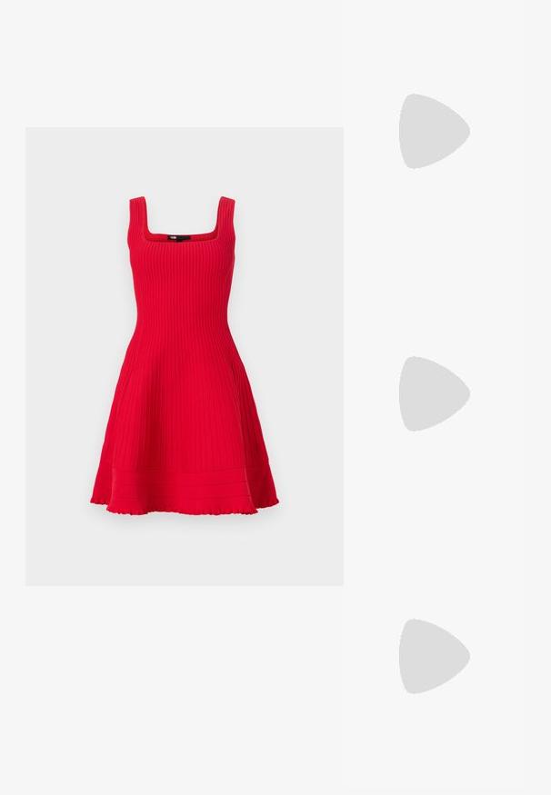 Maje RUTELL - Abito in maglia - rouge; Décolleté nera in pelle con tacco alto e punta affusolata, superficie texturizzata e silhouette elegante. Presenta un tacco stretto e un delicato accento interno.; Mini borsa a tracolla nera in paillettes con una tracolla texturizzata annodata e catena argentata. Forma rotonda con parte superiore arricciata e dettagli riflettenti.; Anello d'oro con design testurizzato e ondulato, caratterizzato da tre picchi prominenti. Superficie liscia e lucida con una fascia aperta per una vestibilità regolabile.