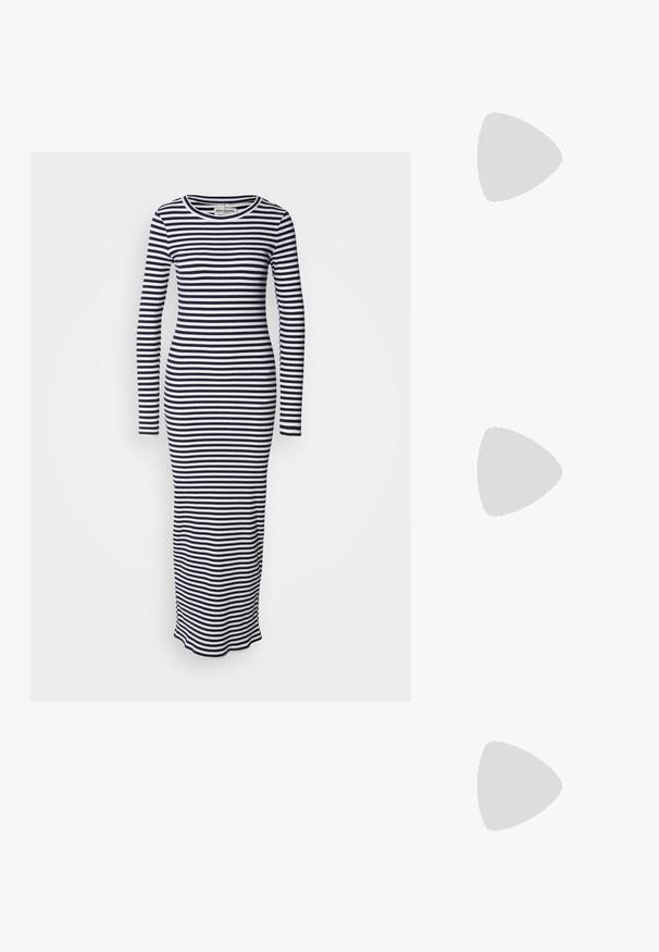 Langermet, tettsittende kjole med marineblå og hvite horisontale striper. Ribbestrikket bomullsmateriale, rund halslinje og ankellang design.; Sorte patentlær ankle boot med spiss tå og en mellomhøy blokkhelt. Glatt tekstur og minimalistisk design.; Sorte katteøyne solbriller med mørke linser, tykke rammer og subtile detaljer. Båret med en svart frakk og grå topp, med langt, rett hår.; Brun lærveske med en glatt tekstur, rund form, bred stropp og sirkelformet metallaccent på håndtaket.