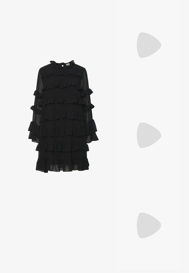 Μαύρο φόρεμα με ριγέ σχέδιο, που διαθέτει μακριά μανίκια, ψηλό λαιμό και πολλές σειρές ριγών για υφή και οπτικές λεπτομέρειες.; Μαύρες ψηλοτάκουνες σандάλια με ανοιχτή μύτη, λεπτές λουρίδες και αγκράφα στον αστράγαλο. Λείος δερμάτινος υφασμάτινος ιστός με σχέδιο σε κομψή μυτερή μύτη.; Μαύρη τσάντα από ύφασμα με κορδέλα δεμένη ως αξεσουάρ, στρογγυλή μορφή, υφασμάτινη επιφάνεια με μικρά σχέδια και μία λεπτή, μοναχική λαβή.; Χρυσά σκουλαρίκια σε σχήμα φύλλου με τρία πετράδια: μια λευκή πέρλα, μια μαύρη πέτρα και μια μεγαλύτερη λευκή πέρλα, με υφή φύλλων.