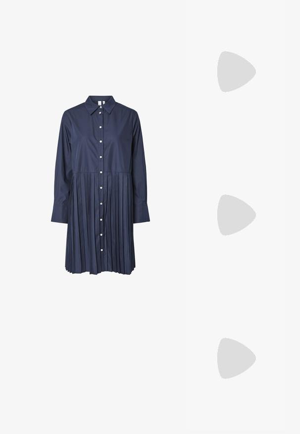 Mørkeblå skjortekjole med krage, helsiddende ermer, knappestolpe foran og plisserte skjørtedeler. Laget av glatt stoff med en strukturert design.; Sorte patentlær slingback-sko med spiss tå, detaljer i sølv og lav blokkheel. Glatt, skinnende tekstur gjennom hele.; Svart lær crossbody-veske med glatt tekstur, rektangulær form og metallkjede detaljer på framsiden. Justerbar stroppe inkludert.; Sølv dråpeøreringer med firkantet studs, med en glatt, polert overflate og en tåreformet design som reflekterer lys med en blank overflate.