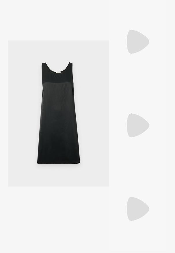 Vestido preto sem mangas, feito de um tecido suave, com decote redondo e silhueta em A, apresentando um design minimalista.; As sandálias de salto alto pretas apresentam tiras finas com um design em nó, uma biqueira quadrada lisa e um elegante salto agulha.; Bolsa metálica cinza claro com uma alça de corrente, adornada com pequenos rebites metálicos circulares e um logótipo triangular da marca.; Brincos de argola prateados com um acabamento suave e brilhante. Forma arredondada, design leve, com fecho de pino.