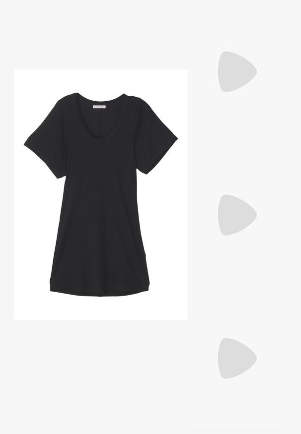 Schwarzes T-Shirt mit kurzen Ärmeln aus weichem Stoff, mit einem Rundhalsausschnitt und einer lockeren Passform. Glatte Textur ohne sichtbare Muster oder Akzente.; Braune Wildleder-Ankle-Boots mit goldenen Beschlägen, einer schwarz-orangenen, klobigen Sohle und einem Schnürdesign mit einer Rückenzuglasche.; Schwarze Lederhandtasche mit einem eleganten Design, ausgestattet mit einem silbernen Flügel-Logo und einem Kettenriemen. Texturierte Oberfläche mit Reißverschluss.; Zwei flügelartige Ohrringe aus silberfarbigem Metall mit klaren, rund facettierten Strasssteinen und goldfarbenen Metallakzenten in einem geschichteten Design.