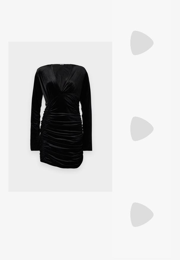 Robe en velours noir avec des manches longues, un décolleté en V profond et des détails froncés sur le côté pour une silhouette ajustée. Texture lisse et design classique.; Sandale à talons en métal doré avec une large bride sur les orteils, une bride à la cheville avec boucle et un talon bloc. Texture lisse, détails minimaux.; Sac à main en cuir noir avec une bandoulière en chaîne argentée, présentant des accents décoratifs en forme d'ailes et des coutures blanches le long de la couture inférieure.; Cadenas en forme de cœur en argent avec les inscriptions gravées "OUI" et "NON", finition polie, design symétrique et un robuste fermoir en métal.