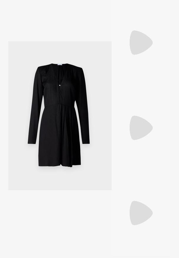 Patrizia Pepe ABITO - Kjole - nero; Svart høye hælsandaler har tynne stropper med en knyttet design, en glatt firkantet tå og en elegant stiletto-hæl.; Lys grå metallisk håndveske med kjedehank, dekorert med små sirkulære metalliske nagler og en triangel merkevarelogo.; Sølvmetalløreringer med en jevn, dråpeform og en polert finish. Subtile graveringer legger til detaljer. Minimalistisk design.