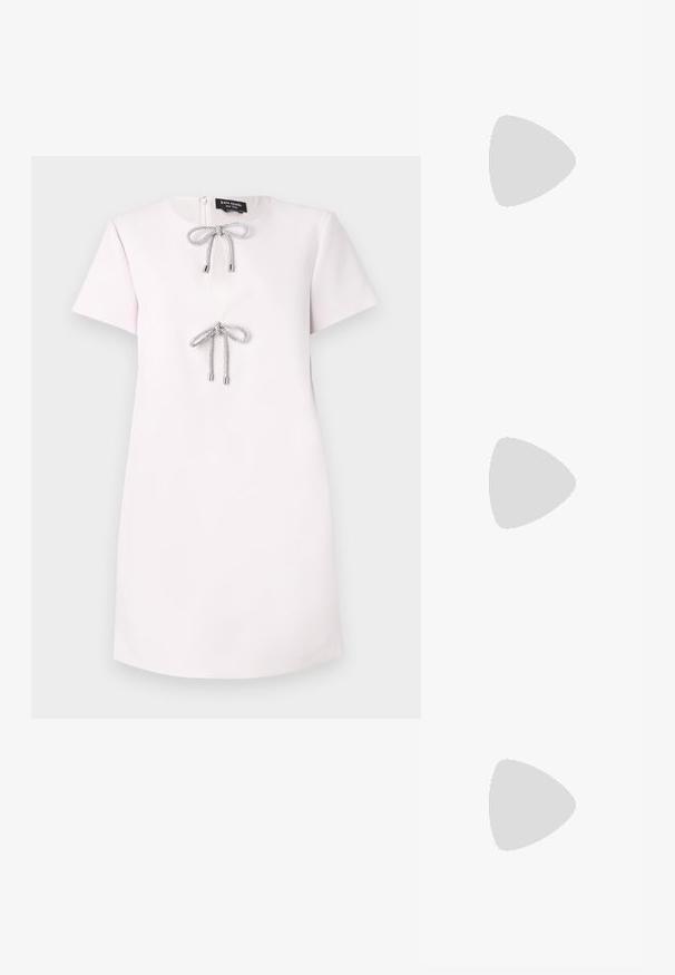 kate spade new york RHINESTONE BOW DRESS - Dnevna obleka - surf pink; Črne usnjene mule s peto z ostrim nosom, odprtim zadnjim delom in nizko blok peto. Gladka tekstura z minimalističnim dizajnom.; Črne oversize sončne očala z ovalnimi lečami, gladkim plastičnim okvirjem in zlatenimi detajli na templjih. Temne leče zagotavljajo zaščito pred soncem.; Tkana košara iz slame sraslim oblikom, z črnim usnjenim dnom in ročaji. Teksturedne naravne vlaknine z gladkimi črnimi detajli.; Kvadratna ura Cluse z belo številčnico, zlatimi in srebrnimi poudarki ter bi-metalnim paščkom, ki vsebuje izmenične zlate in srebrne povezave.