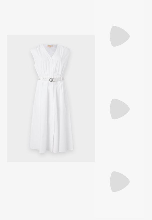 Valkoinen hihaton mekko, jossa on V-pääntie, kapeampi vyötärö ja koristeellinen vyö, jossa on hopeisia niittejä ja pyöreä solki. Suhdanteinen puuvillakangas.; Musta nahkainen ballerina, jossa on pyöristetty kärki, sileä pinta, minimaalinen ommelkoristelu ja joustava pohjamuotoilu.; Mustelman mustahuulikoobas koos kuldsete detailidega, millel on lukk. Kandmisel üle keha halli kampsuni peal.; Kultaketjut korvakorut, joissa on kierretystä muotoilusta valmistettu solmu. Jokaisessa korvassa on pyöreä, kirkas tausta varman käyttömukavuuden takaamiseksi.