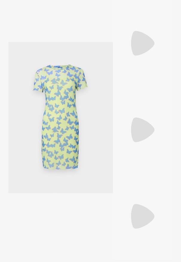Robe à manches courtes en tissu vert clair, ornée d'un motif de papillons bleu et rose. Texture lisse avec une silhouette ajustée.; Des sandales noires à talons hauts avec des fines lanières au design noué, un bout carré lisse et un talon aiguille élégant.; Sac à main en métal gris clair avec une bandoulière en chaîne, orné de petits clous métalliques ronds et d'un logo de marque triangulaire.; Boucles d'oreilles en argent avec une finition lisse et brillante. Forme arrondie, conception légère, avec un fermoir à tige.