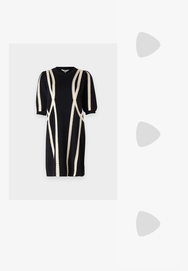 Schwarzes Strickkleid mit Puffärmeln, verziert mit cremefarbenen dekorativen Nähten in linearen Mustern. Rundhalsausschnitt und knielanger Schnitt.; Goldene, metallische Slingback-Absätze mit spitzem Zeh und dicker Ferse. Glatte Textur, minimalistisches Design und ein schmaler Riemen.; Schwarze Lederhandtasche mit geschwungener Form, abnehmbarem Tragegurt und goldenen Beschlägen. Die Tasche verfügt über einen Deckel mit einer Schnallen-Details.; Goldfarbener Metallarmreif mit fließendem, geschwungenem Design. Er verfügt an einem Ende über einen kleinen, auffälligen, silberfarbenen Akzent.