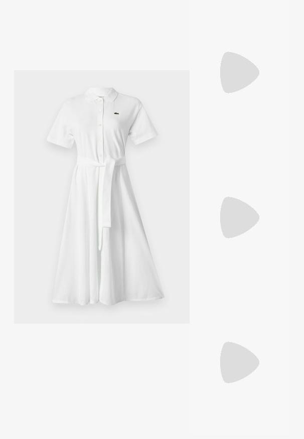 Abito polo bianco con colletto, maniche corte, chiusura frontale con bottoni, vita cinchata con cintura e logo sul lato sinistro.; Sneaker bianchi in pelle con suola spessa bianca, accento in suede nero sul tallone e logo impresso sul lato. Design con lacci e sei fori per i lacci.; Occhiali da sole oversize neri dalla forma geometrica, con lenti scure e un dettaglio grigio a contrasto sulla montatura. Logo sul braccio.; Orecchini a cerchio in argento con una finitura liscia e lucente. Forma arrotondata, design leggero, con chiusura a perno.