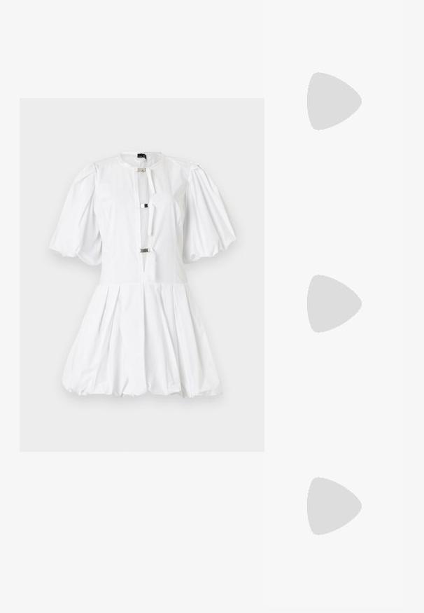 Rochie albă cu mâneci bufante, cu un corset ajustat și fustă pliată. Prezintă închideri din metal argintiu la decolteu și o textură de bumbac neted.; Sandale negre cu toc înalt au curele subțiri cu un design legat, un vârf pătrat neted și un toc stiletto elegant.; Geantă metalică gri deschis, cu un strap din lanț, decorată cu mici ținte circulare metalice și un logo de marcă triangular.; Cercei rotunzi din argint cu un finisaj neted și strălucitor. Design ușor, având o formă rotundă și închidere cu tijă.