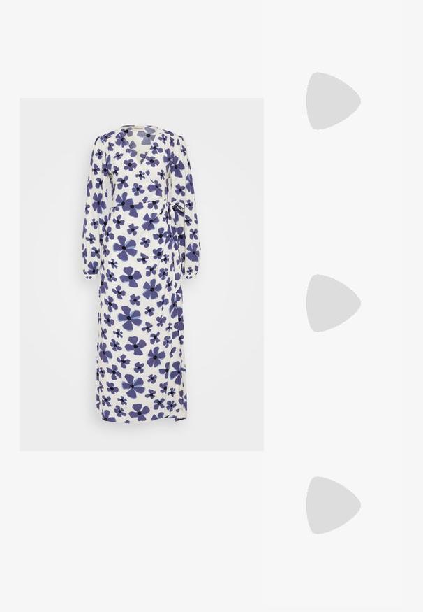 Robe maxi en tissu léger, avec un fond blanc et un motif floral violet, décolleté en V, manches longues et un détail de taille à nouer.; Escarpins slingback en cuir verni noir avec un bout pointu et un petit talon bloc, mettant en avant un accent en boucle argentée sur la sangle.; Sac à main en cuir noir avec une forme courbée, bandoulière amovible et des accessoires en or. Le sac est doté d'un rabat avec un détail de boucle.; Trois paires de boucles d'oreilles : de grandes perles blanches en boutons, des créoles en or avec des pierres claires, et deux longues boucles d'oreilles droites en or avec des détails scintillants.