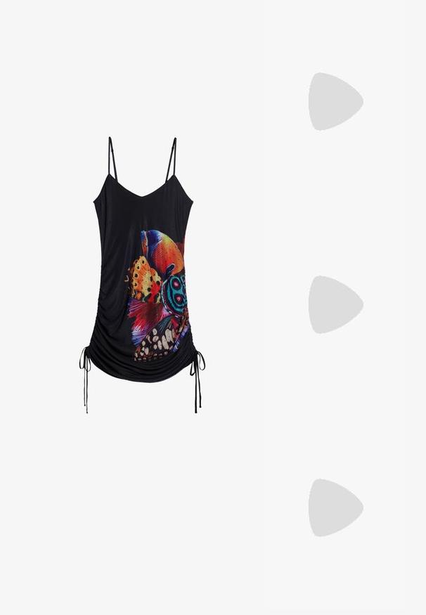 Desigual Denné šaty - black; Čierne žabky s hrubou podrážkou, ktoré majú dva široké lesklé popruhy a textúrovanú stielku pre pohodlie.; Červené plastové slnečné okuliare s obdĺžnikovým rámom, tónovanými sklami a zlatým logom na stranách. Hladký, lesklý povrch.; Hnedá kožená kabelka so zhrnutým predným dielom, striebornými kovovými detailami a jedným popruhom. Hladká textúra a obdĺžnikový tvar.; Čierny kvetinový náhrdelník s lístkami v vrstvenom prevedení, nosený s čiernym rebrovaným tielkom s striebornými akcentmi pozdĺž výstrihu a ramien.