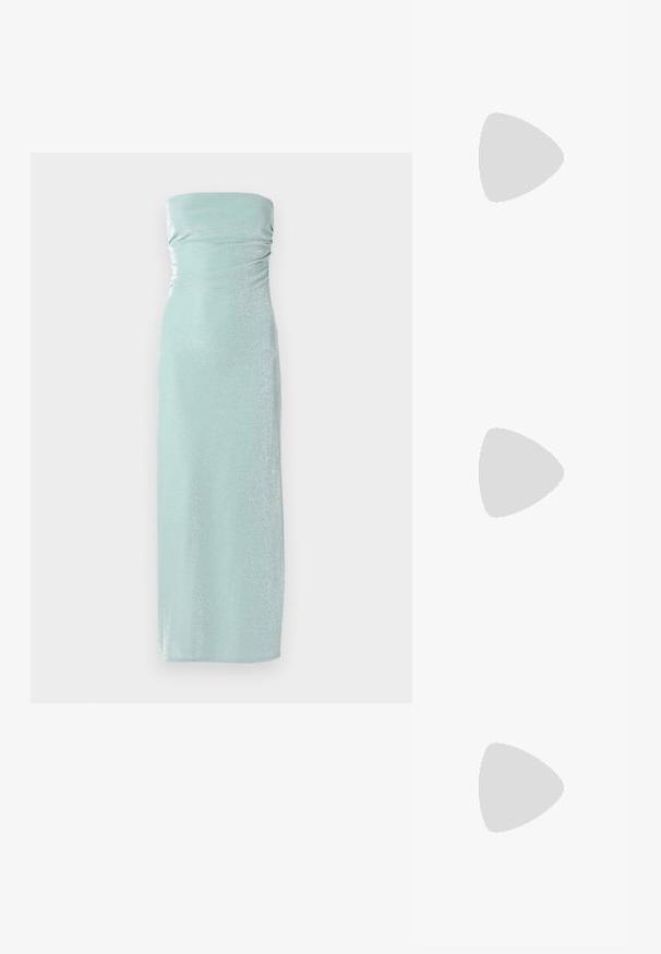 Miķellzaļš bez piedurknēm kleita, piegulīga silueta, gara garuma, izgatavota no mirdzoša materiāla ar maigu rušinājumu detaļām uz krūtīm.; Apspīlēta augstpapēžu kurpe ar zeltītu, sudrabi un neitrālu krāsu kombināciju. Spīguļojoša virsma ar izgriezuma dizainu, aprīkota ar stiletto papēdi.; Sudraba metāliska poga somiņa ar mīkstu, noapaļotu formu un mezgla augšējo aizdari. Izgatavota no gludas mākslīgās ādas materiāla.; Sudraba gredzenveida auskari ar savītu dizainu, kas ir ar pulētu apdari un ar aizmugurēju fiksāciju. Izmērs ir aptuveni 3 cm diametrā.