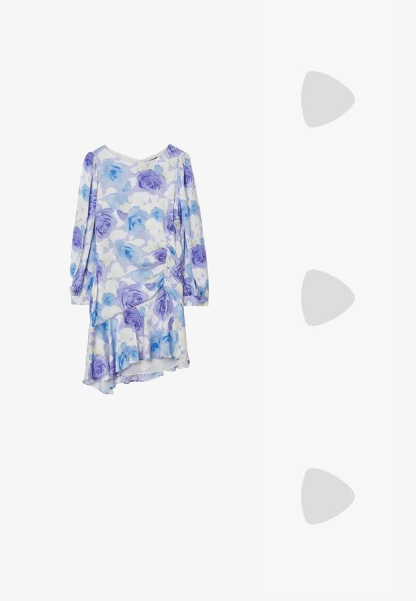 Blumenkleid aus leichtem Stoff, mit pastellblauem und lila Rosenmuster, langen Ärmeln, rundem Halsauschnitt und einem Rüschensaum.; Braune Wildleder-Pantoletten mit offenen Zehen und einem geschwungenen Design, ausgestattet mit einem niedrigen Stiletto-Absatz und glatten, minimalistischen Linien.; Schwarze, oversized Sonnenbrillen mit ovalen Gläsern, glattem Kunststoffrahmen und goldenen Akzenten an den Bügeln. Die dunklen Gläser bieten Sonnenschutz.; Geflochtene Strohtasche mit Bambusgriffen, ausgestattet mit einem strukturierten Fransen-Design in natürlichem Beige und einem goldenen Kettenriemen.