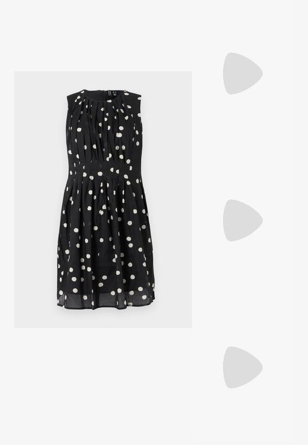 Čierne šatové šaty bez rukávov s bielymi bodkami, s volánmi a priliehavým pásom. Vyrobené z ľahkej tkaniny s hladkým povrchom.; Čierne lakované kožené slingback topánky s špicatou špičkou, remienkami okolo členku s striebornými prackami a hardvérom, a štíhlým podpätkom.; Čierna kožená kabelka s zaobleným tvarom, odnímateľným popruhom a zlatými doplnkami. Kabelka má klopu s detailom s prackou.; Strieborný prsteň s dvojitým pásikom s hladkým, lesklým povrchom. Má plynulý, zakrivený dizajn s prekryvajúcimi sa časťami pre moderný vzhľad.