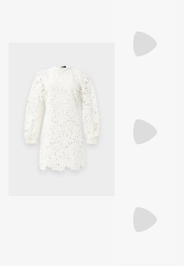 Balta mežģīņu kleita ar ziedu rakstiem, garām pūkainām piedurknēm, augstu kakla izgriezumu un viļņotu apakšmalu papildu detalizācijai.; Melna patent āda ar slīdošo papēdi un smailo purngalu, ar teksturētu čūsku drukājumu, regulējamu siksniņu un īsu teksturētu blokpapēdi.; Melns ādas apliecības soma ar zelta ķēdes siksnu, ar gludu tekstūru, taisnstūra formu un izspiestu zīmolu uz priekšpuses.; Zeltītas auskaru rotas, kuru centrā ir taisnstūra formas caurspīdīgs kristāls, kas karājas zem mazu, apaļu caurspīdīgu akcentu rindas. Elegants, mūsdienīgs dizains.