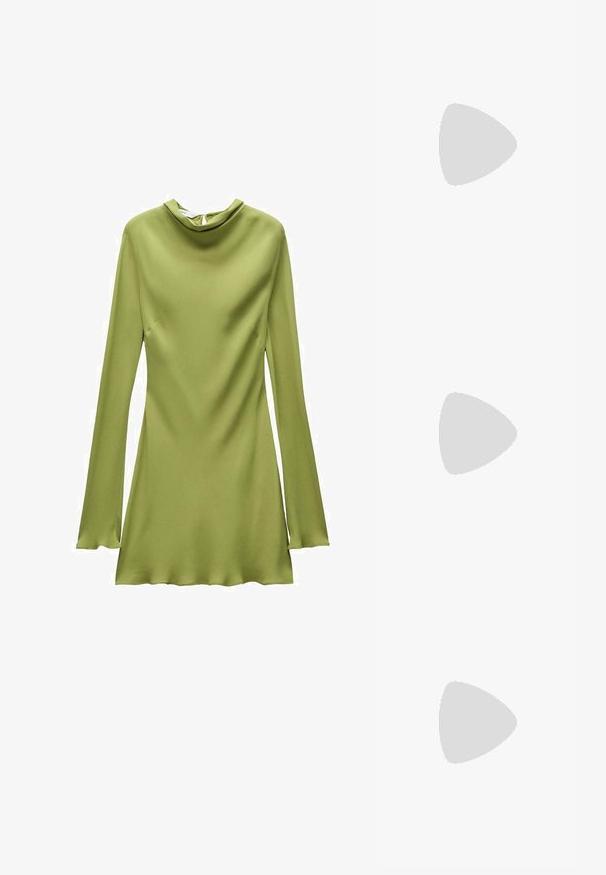 Mango Denné šaty - khaki; Sandále na podpätku s leopardím vzorom, s hranatou špičkou, viacerými popruhmi a stredne vysokým podpätkom. Vyrobené z mäkkého textilného materiálu.; Hnedá kožená crossbody taška s logom, zlatým reťazcom, zipsovým uzáverom a zlatými prvkami. Kompaktnej a obdĺžnikovej forme.; Zlaté prstene s hladkými, zaoblenými tvarmi, ktoré sa prelínajú. Vysokolesklý povrch s odrazovým efektom, ktorý zobrazuje bezšvový dizajn.