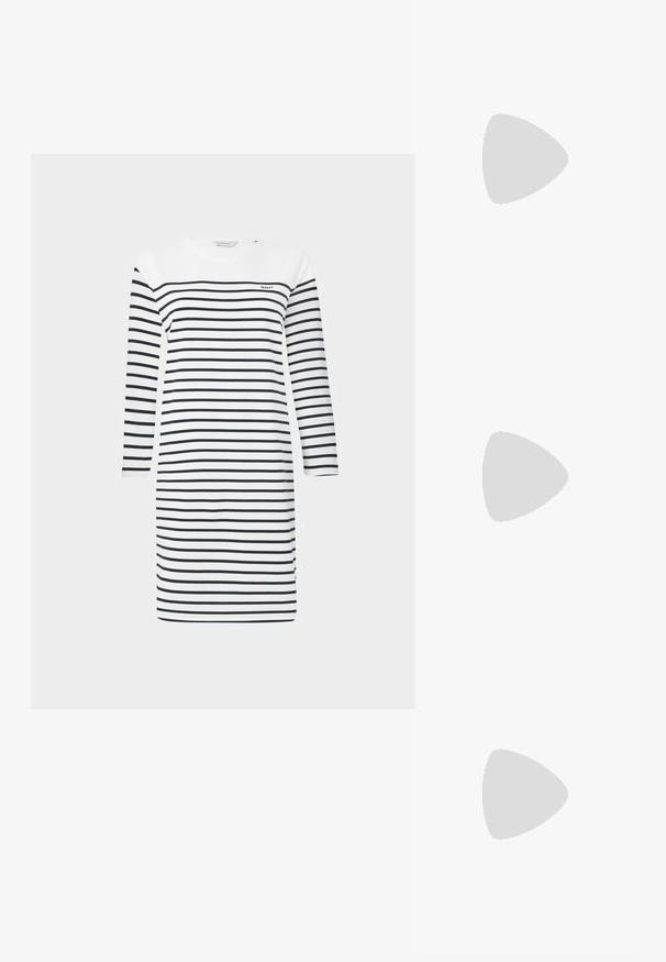Rochie cu dungi în alb și bleumarin, cu mâneci lungi, decolteu rotund și tăiere până la genunchi; prezintă un logo subtil în partea stângă sus.; T-shirt negru din bumbac, cu guler rotund, mâneci scurte și un logo brodat pe piept. Design simplu, cu o croială relaxată și fără modele.; Pantofii slingback din piele neagră, cu vârf ascuțit, toc jos și o textură netedă. Prezintă o curea subțire, ajustabilă, pentru o fixare sigură.; Geantă de umăr din piele neagră, cu un design structurat, având o formă tăiată, mânere superioare și accente din aur. Include o curea de umăr ajustabilă.