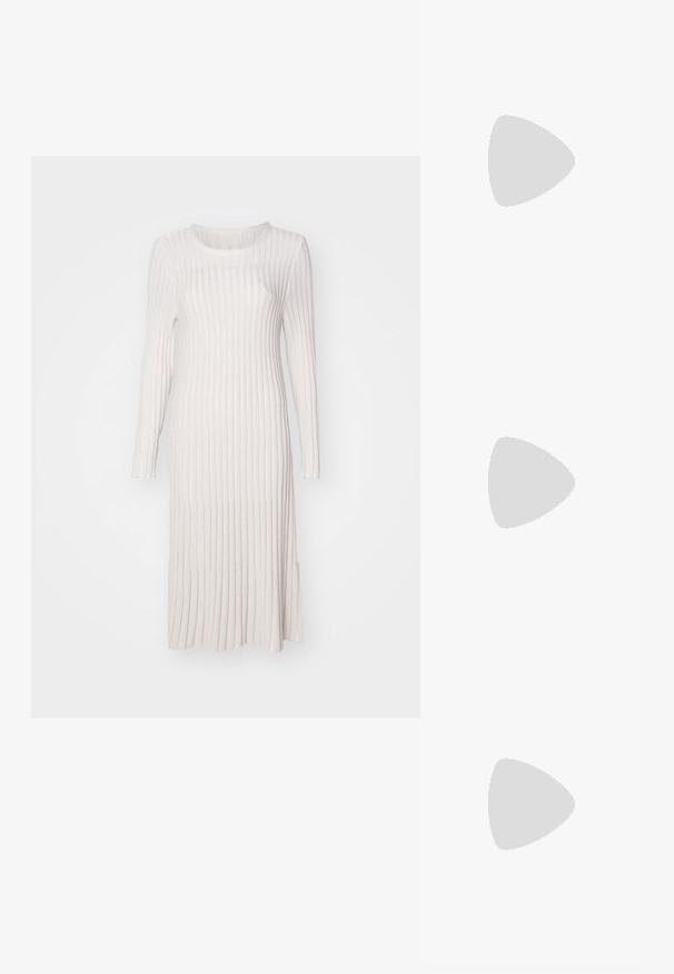 Langes, geripptes Strickkleid in hellem Beige. Mit Rundhalsausschnitt, langen Ärmeln und seitlichen Schlitzen für Bewegungsfreiheit.; Schwarzer spitz zulaufender Slingback-Schuh mit niedrigem Absatz, der aus glattem Leder gefertigt ist und seitliche Ausschnitte für Atmungsaktivität aufweist.; Schwarze Ledertasche mit einer geschwungenen Form, schmalem Griff, silbernem Reißverschluss und Calvin Klein-Logo auf der Vorderseite. Glatte Textur und minimales Design.; Drei Metallringe: einer in Roségold, einer aus Gold mit strukturierten Akzenten und einer aus Silber, alle mit graviertem Branding auf dem inneren Band.