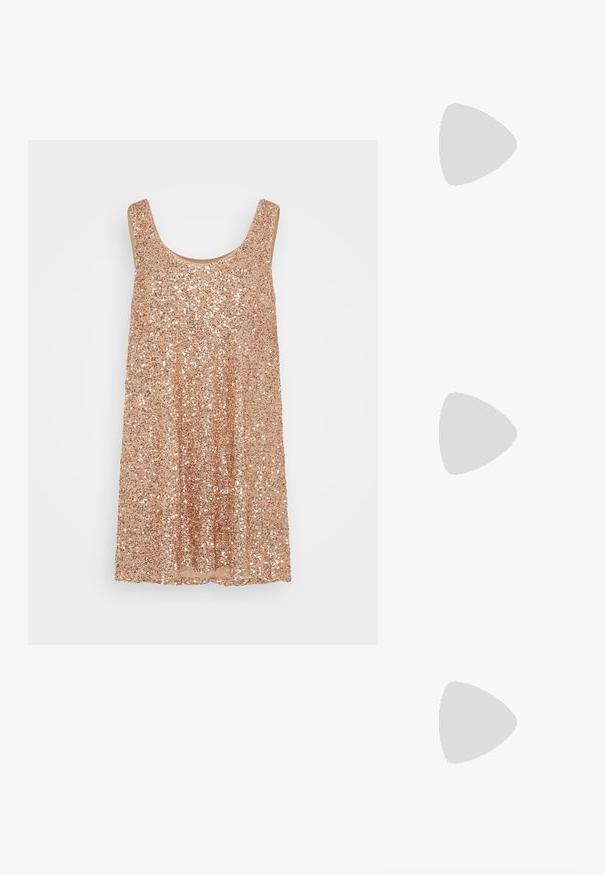 Rokgouden paillettenjurk met een ronde halslijn, zonder mouwen en een A-lijn silhouet, voorzien van een gladde binnenvoering.; Zwarte gepatineerde leren slingback hakken met een spitse neus en een geometrische blokhak. Kenmerkt zich door een slank, minimalistisch ontwerp en een gladde textuur.; Zwarte leren handtas met een gebogen vorm, afneembare schouderband en gouden hardware. De tas heeft een klep met een gespsluiting.; Goudkleurige ring met een organisch, gedraaid ontwerp, een gladde textuur en taps toelopende uiteinden, waardoor een moderne, sculpturale uitstraling ontstaat.