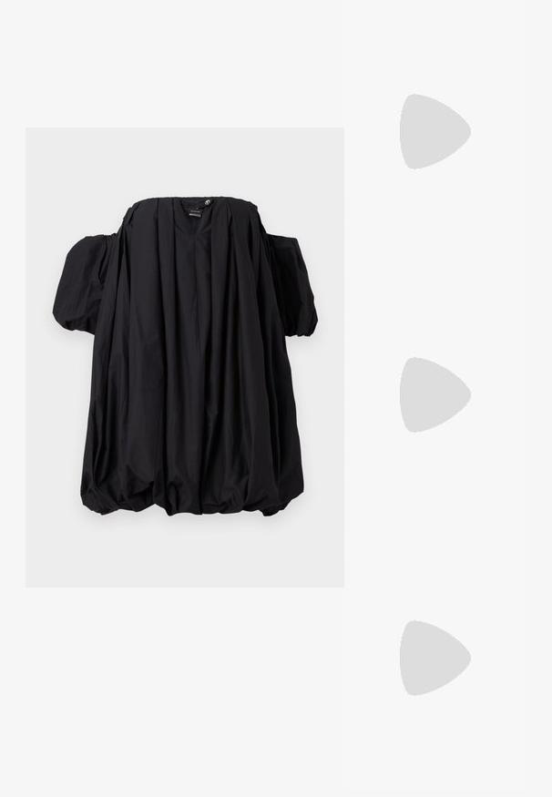 Čierny top bez ramienok s objemnými, puffy rukávmi a nabrúseným spodkom. Vyrobený z ľahkej látky s hladkou textúrou.; Čierne patentové slingback topánky na ihlovom podpätku s špicatou špičkou, s textúrovaným hadím vzorom, nastaviteľným popruhom a krátkym, textúrovaným blokovým podpätkom.; Čierna kožená crossbody taška s dvoma prednými vreckami, zlatými sponami, zipsovým uzatváraním a úzkym popruhom. Štruktúrovaný povrch a kompaktný obdĺžnikový tvar.; Náušnice v zlatej farbe, ktoré majú obdĺžnikový, transparentný kryštál visiaci pod radom malých, guľatých, čírych akcentov. Elegantný, moderný dizajn.