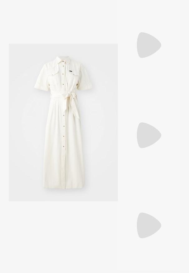 Valkoinen, lyhythihainen napitettava mekko, jossa on kaksi rintataskua. Sopii vyötärölle ja siinä on pitkä, virtaava hame. Valmistettu denimistä.; Musta patenttinen nahkainen slingback-kengät, joissa on terävä nenä, nilkkahihnat hopeisilla soljilla ja varusteilla sekä hoikka korko.; Kultainen metallinen käsilaukku, jossa on jämäkkä muotoilu, sileä pinta ja säädettävä olkahihna. Sisältää ainutlaatuisen kolmiomaisen muodon ja minimalistisen tikkaustyylin.; Korukultainen korvakorut, joissa on teksturoituja, aaltoilevia muotoja. Mukana on veistokselliset klipsikorvakorut ja avoin rengasmalli, jossa on vasaroitu pinta.