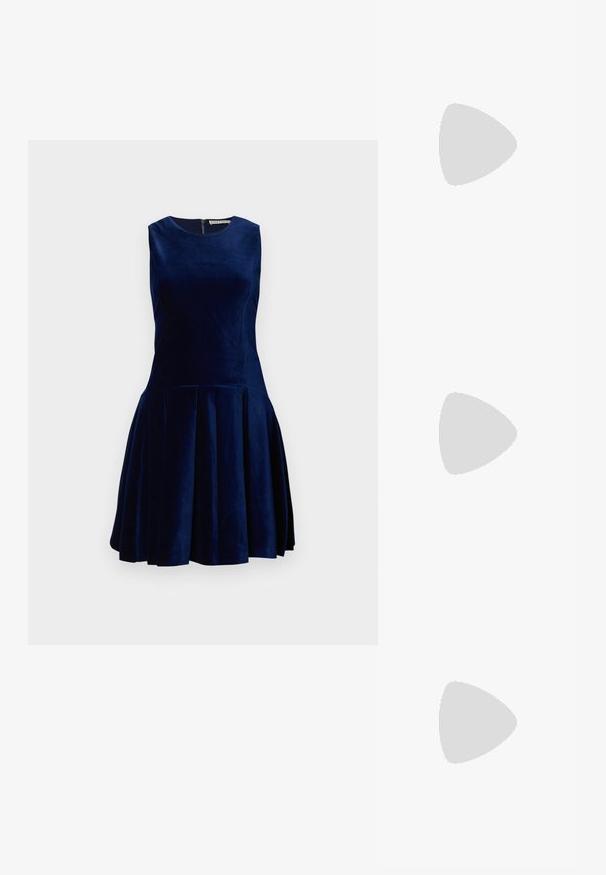 Βαθυνό μπλε βελούδινο φόρεμα με αμάνικο σχέδιο, στρογγυλή λαιμόκοψη και φούστα με πτυχώσεις. Διαθέτει φερμουάρ στην πλάτη για κλείσιμο. Λείος υφής.; Λευκό πουκάμισο με μακριά μανίκια, κατασκευασμένο από βαμβάκι. Διαθέτει κουμπωτή μπροστά, κολάρο με尖 και τσέπη στο αριστερό μέρος του στήθους.; Μαύρο δερμάτινο μπαλαρίνι με στρογγυλή μύτη, λεία υφή, ελάχιστες λεπτομέρειες ραφής και σχεδίαση ευέλικτης σόλας.; Καφέ δερμάτινη τσάντα χειρός με κλείσιμο καπάκι, χρυσές λεπτομέρειες, ιμάντα ώμου και λεία υφή. Συμπαγές ορθογώνιο σχήμα.