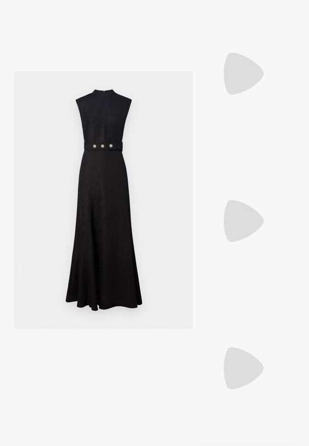 Robe noire sans manches avec un col haut, présentant une taille cintrée et une jupe évasée large. Détail de trois boutons à la taille pour ajouter une touche d'accent.; Tory Burch ELEANOR SLIDE - Mules - perfect black/gold; Tory Burch FLEMING MINI HOBO - Sac à main - black; Boucles d'oreilles en or avec un design en corde torsadée, tiges en argent et accents carrés. Fini métallique lisse avec un look poli.
